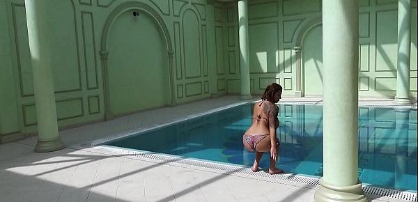  Big tits and big ass underwater